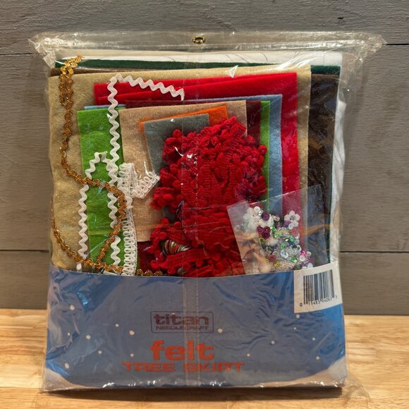 Vintage Christmas Titan Needlecraft 36 Felt Tree Skirt Kit 1990 DIY Craft NWOT - Picture 2 of 6